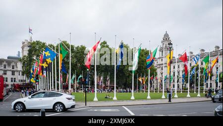 Londra, Regno Unito - 25 luglio 2014: Bandiere di 52 contee storiche di Inghilterra, Scozia e Galles intorno a Parliament Square Garden. Foto Stock