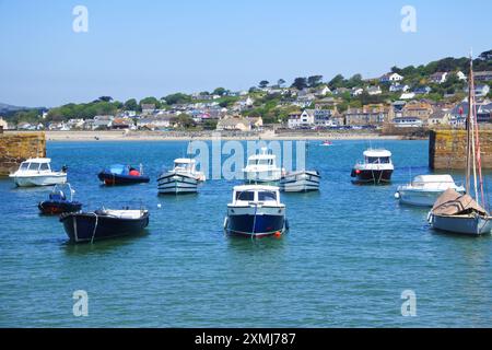 Barche ormeggiate con l'alta marea al porto di St. Michael's Mount, guardando a sud verso Marazion - John Gollop Foto Stock