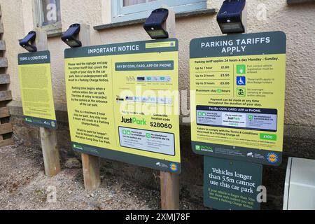 Pannelli informativi che mostrano le tariffe del parcheggio, Marazion, Cornovaglia - John Gollop Foto Stock