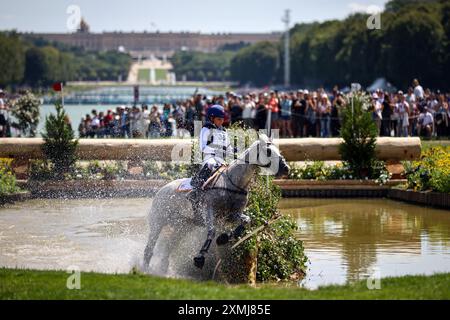 VERSAILLES, FRANCIA - LUGLIO 28: Sanne de Jong e Horse Enjoy of Netherlands competono durante la tappa Equestre Eventing Individual Cross Country il secondo giorno dei Giochi Olimpici di Parigi 2024 al Chateau de Versailles il 28 luglio 2024 a Versailles, Francia. © diebilderwelt / Alamy Live News Foto Stock