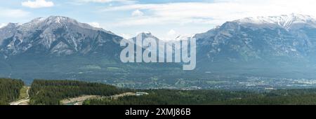 Vista su Canmore nel nord del Canada durante l'estate dal sentiero dei laghi grassi con montagne torreggianti che circondano la splendida zona. Foto Stock