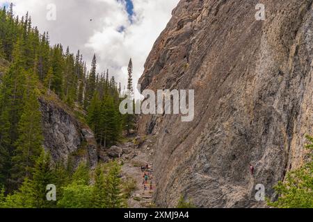 Splendide viste sulla parete per arrampicata dei laghi grassi fuori Canmore nelle montagne rocciose canadesi durante l'estate. Foto Stock