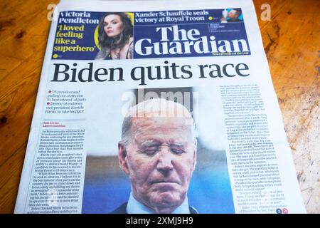 Presidente Joe "Biden abbandona la corsa" titolo del quotidiano Guardian 22 luglio 2024 US Kamala Harris articolo elettorale Londra Inghilterra Regno Unito Gran Bretagna Foto Stock