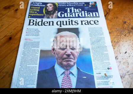 Presidente Joe "Biden abbandona la corsa" titolo del quotidiano Guardian 22 luglio 2024 US Kamala Harris articolo elettorale Londra Inghilterra Regno Unito Gran Bretagna Foto Stock