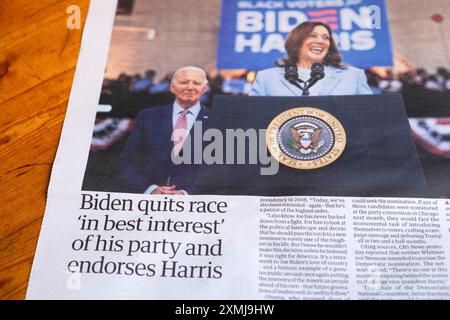 Il presidente Joe 'Biden abbandona la corsa nel migliore interesse del suo partito e appoggia il titolo del quotidiano Harris Guardian del 22 luglio 2024 per le elezioni del Regno Unito in Gran Bretagna Foto Stock