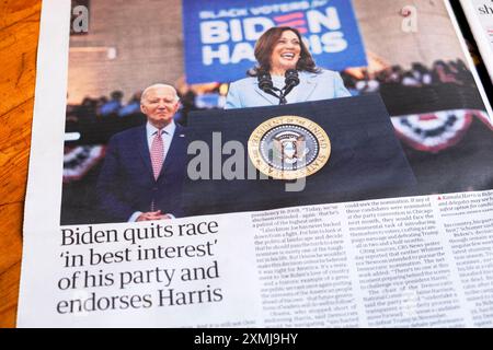 Il presidente Joe 'Biden abbandona la corsa nel migliore interesse del suo partito e appoggia il titolo del quotidiano Harris Guardian del 22 luglio 2024 per le elezioni del Regno Unito in Gran Bretagna Foto Stock
