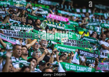 Lisbona, Portogallo. 27 luglio 2024. I tifosi del CP sportivo hanno visto il tifo durante l'amichevole pre-stagionale tra lo Sporting CP e l'Athletic Club all'Estadio Jose Alvalade. Punteggio finale; Sporting CP 3:0 Athletic Club. (Foto di Henrique Casinhas/SOPA Images/Sipa USA) credito: SIPA USA/Alamy Live News Foto Stock