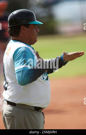 Barcellona, ​​Spain.- 28 luglio 2024. Nêstor Pêrez (12) Manager Marlins, Astros Valencia sono campioni battendo i Tenerife Marlins 9-1 nella finale della Division of Honor Cup della National Baseball League S.M. The King 2024. Si tiene presso lo stadio municipale di baseball Antonio Hervás, Sant Boi de Llobregat, domenica 28 luglio 2024. (FOTO: Alejandro van Schermbeek / AVS Photo Report | Alamy Life News) Foto Stock