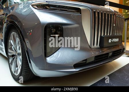 silver Hongqi e-HS9 SUV elettrico full-size di lusso, marchio cinese Hongqi in Studio, trasporto a emissioni zero, innovazione per auto elettriche, Francoforte, G. Foto Stock