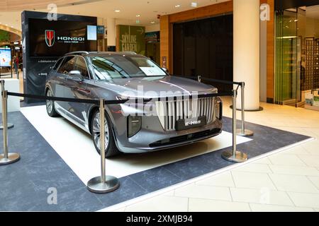 silver Hongqi e-HS9 SUV elettrico full-size di lusso, marchio cinese Hongqi in Studio, trasporto a emissioni zero, innovazione per auto elettriche, Francoforte, G. Foto Stock