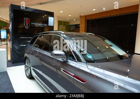silver Hongqi e-HS9 SUV elettrico full-size di lusso, marchio cinese Hongqi in Studio, trasporto a emissioni zero, innovazione per auto elettriche, Francoforte, G. Foto Stock