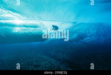 Tahiti, isola polinesiana francese di Tahiti. 27 luglio 2024. Joan Duru di Francia gareggia durante il primo round maschile di surf durante i Giochi Olimpici di Parigi 2024 a Teahupo'o, sull'isola polinesiana francese di Tahiti, il 27 luglio 2024. Crediti: Ben Thouard/POOL/Xinhua/Alamy Live News Foto Stock