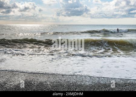 Surfista sulla spiaggia a Levanto Village, cinque Terre, Italia Foto Stock