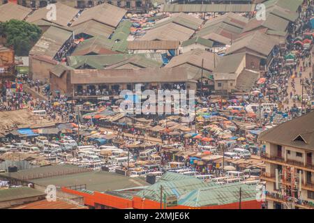 KAMPALA, UGANDA - 3 MARZO 2020: Veduta aerea del mercato di Owino a Kampala, Uganda Foto Stock