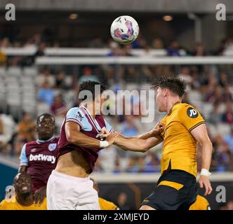 Jacksonville, Florida, Stati Uniti. 27 luglio 2024. Amichevole di Premier League inglese, West Ham United vs Wolverhampton. Jørgen Strand-Larsen dirige la palla su un set giocando mentre è difeso dal Nayef Aguerd del West Ham. Foto: Tim Davis/Alamy Live News Foto Stock