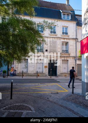 chateau thierry, francia, 20 luglio 2024: vecchio edificio la mattina presto nel centro della città francese di chateau thierry Foto Stock