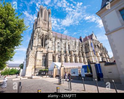 reims, francia, 18 luglio 2024: persone nel centro della città francese di reims sulla piazza di fronte alla famosa cattedrale Foto Stock