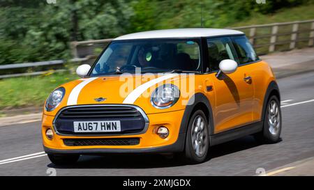 Milton Keynes, Regno Unito - 28 luglio 2024: 2017 Mini Cooper arancione che guida su una strada britannica Foto Stock