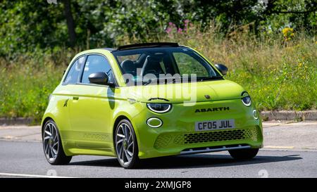 Milton Keynes, Regno Unito - 28 luglio 2024: 2023 auto verde fiat Abarth 500e che guida su una strada britannica Foto Stock