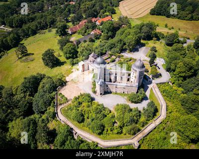 Sababurg die Sababurg, früher erst Zappenburg, dann Zapfenburg und heute im Volksmund nach dem Brüder-Grimm-Märchen DornröschenÂschloss genannt, ist die Ruine einer Höhenburg im sagenumwobenen Reinhardswald, der sich im nordhessischen Landkreis Kassel erstreckt. Sababurg ist zugleich ein Ortsteil des Stadtteils Beberbeck von Hofgeismar. Nach Entfernung moderner Anbauten, soll sie zu einem Hotel umgebaut werden. Hofgeismar Hessen Deutschland *** Sababurg Sababurg, ex Zappenburg, poi Zapfenburg e oggi popolarmente conosciuto come Castello della bella addormentata dopo la fiaba dei fratelli Grimm, è il Foto Stock