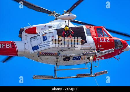 Canarian GES (Emergency and Rescue Team) che esegue un salvataggio aereo Foto Stock