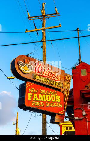 Indicazioni stradali per il ristorante Willie's Chicken Shack Fried Chicken Chicken in Frenchmen Street di notte, New Orleans, Louisiana, Stati Uniti Foto Stock