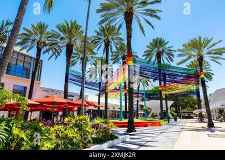 "PRIDE247" di AMLgMATD installazione su palme in Lincoln Road per Miami Beach Pride 2024, South Beach, Miami Beach, Florida, Stati Uniti Foto Stock