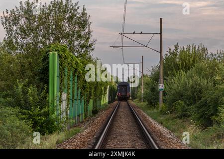 Locomotiva elettrica con treno veloce per l'Austria da Praga a Ceske Budejovice CZ 07 27 2024 Foto Stock