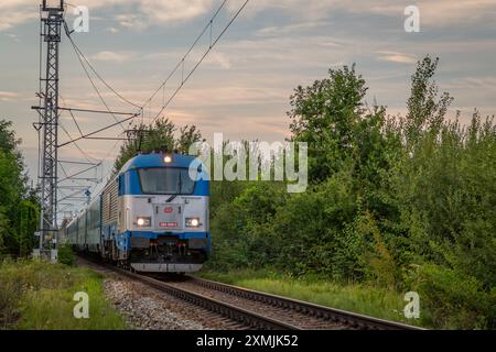 Locomotiva elettrica con treno veloce per l'Austria da Praga a Ceske Budejovice CZ 07 27 2024 Foto Stock