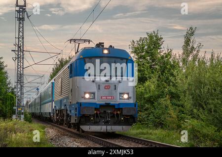 Locomotiva elettrica con treno veloce per l'Austria da Praga a Ceske Budejovice CZ 07 27 2024 Foto Stock