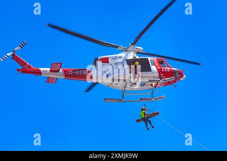 Canarian GES (Emergency and Rescue Team) che esegue un salvataggio aereo Foto Stock