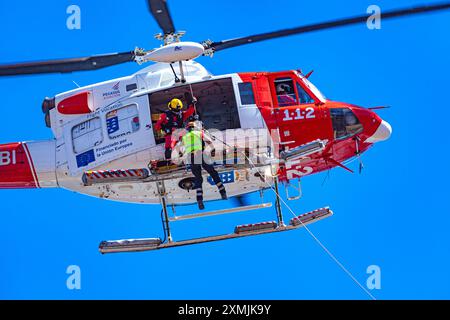 Canarian GES (Emergency and Rescue Team) che esegue un salvataggio aereo Foto Stock