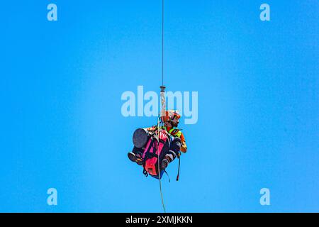 Canarian GES (Emergency and Rescue Team) che esegue un salvataggio aereo Foto Stock