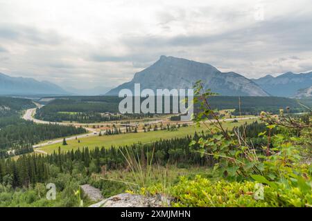 Viste mozzafiato su Banff dalle Cascade Falls nelle Montagne Rocciose canadesi durante l'estate, con incendi boschivi e foschia di fumo nell'area panoramica del paesaggio Foto Stock