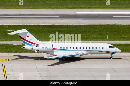 Zurigo, Svizzera, 4 maggio 2024: A Bombardier Global 5500 dai taxi Albinati Aeronautics alla pista dell'aeroporto di Zurigo. Registrazione HB-JRJ. (Pho Foto Stock