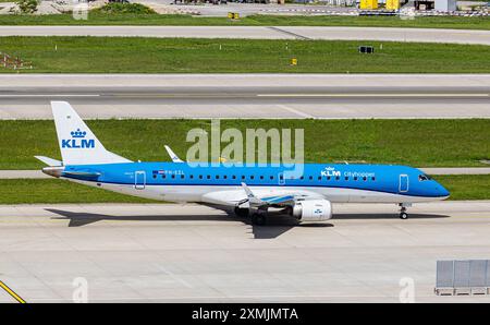 Zurigo, Svizzera, 4 maggio 2024: Taxi KLM Cityhopper Embraer 190STD per la pista dell'aeroporto di Zurigo. Registrazione PH-EZL. (Foto di Andreas Haas/ Foto Stock