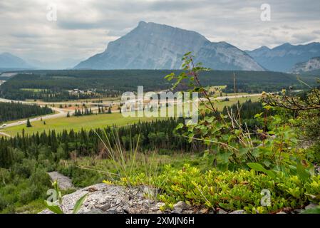 Viste mozzafiato su Banff dalle Cascade Falls nelle Montagne Rocciose canadesi durante l'estate, con incendi boschivi e foschia di fumo nell'area panoramica del paesaggio Foto Stock