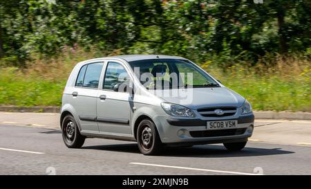 Milton Keynes, Regno Unito - 28 luglio 2024: Auto Hyundai Getz hatchback d'argento 2008 che guida su una strada britannica Foto Stock