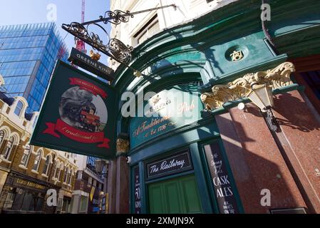 Il pub Railway Tavern di proprietà di Greene King firma in una giornata di sole. Londra - 28 luglio 2024 Foto Stock