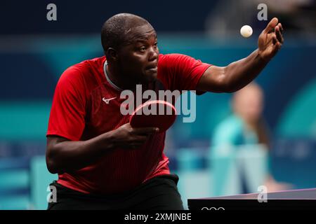 Parigi, Francia, 28 luglio 2024. Saheed Idowu serve durante la partita di ping-pong dei Giochi Olimpici di Parigi 2024 tra Anton Kallberg della Svezia e Saheed Idowu del Congo alla South Paris Arena il 28 luglio 2024 a Parigi, Francia. Crediti: Pete Dovgan/Speed Media/Alamy Live News Foto Stock