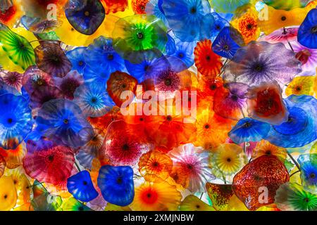 Decorazioni a soffitto all'interno dell'hotel Bellagio. Primo piano della scultura in vetro soffiato di Dale Chihuly installata sul soffitto del Bellagio Hotel and Casino di Las Vegas, Nevada USA. Soffitto del Bellagio Hotel Foto Stock