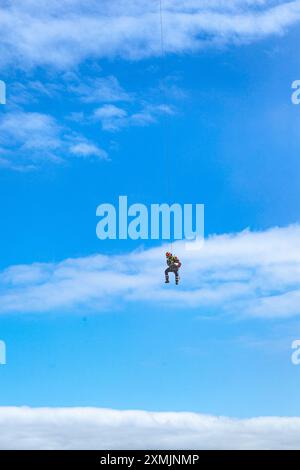 Canarian GES (Emergency and Rescue Team) che esegue un salvataggio aereo Foto Stock