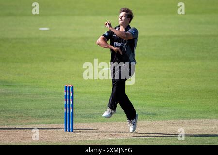 Southampton, Regno Unito. 28 luglio 2024. Josh Thomas del Somerset bowling durante la partita della Metro Bank One Day Cup tra Hampshire e Somerset all'Utilita Bowl. Crediti: Dave Vokes/Alamy Live News Foto Stock