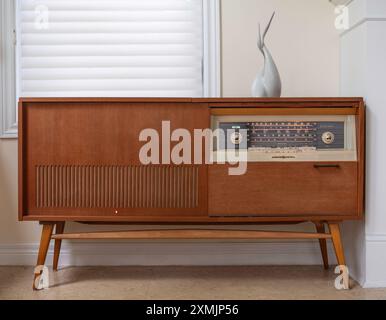 Console Loewe opta - 1960 - sportello radio aperto Foto Stock