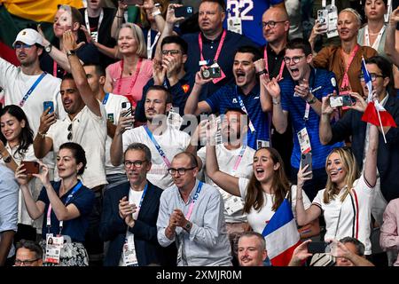 Parigi, Francia. 28 luglio 2024. Tifosi di Leon Marchand di Francia durante il nuoto 400m individuale Medley Men Final dei Giochi Olimpici di Parigi 2024 presso la Defense Arena di Parigi (Francia), 28 luglio 2024. Crediti: Insidefoto di andrea staccioli/Alamy Live News Foto Stock