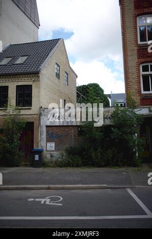 Flensburg, Schleswig-Holstein Gebäude-Lücke, ehemalige Theater Klause im Nordergraben 16 von Flensburg. DAS Wohnhaus mit der Gelbsteinfassade wurde 1877 errichtet und steht unter Denkmalschutz. Ein neuer Besitzer Will dort Wohnungen und Büroräume errichten. Der alte Schriftzug Theater Klause soll erhalten bleiben. Aufnahme vom 28.07.2024, Flensburg *** Flensburg, Schleswig Holstein Building Lücke, ex Teatro Klause a Nordergraben 16 a Flensburg l'edificio residenziale con la facciata in pietra gialla è stato costruito nel 1877 ed è un edificio elencato Un nuovo proprietario vuole costruire appartamenti e uffici Foto Stock