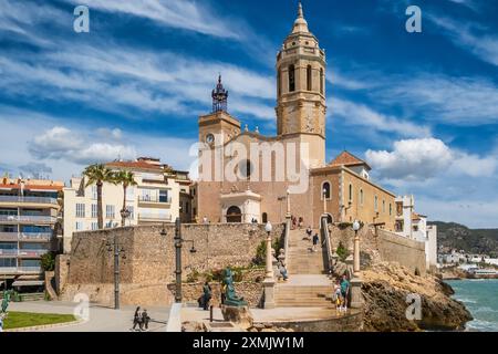 Chiesa Iglesia de San Bartolome y Santa Tecla in una giornata di sole a Sitges, Catalogna, Spagna Foto Stock