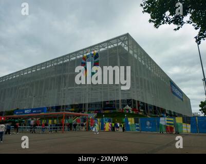 Tifosi fuori dalla Düsseldorf Arena davanti alla partita Inghilterra-Svizzera durante Euro 2024 a Dusseldorf, Germania Foto Stock
