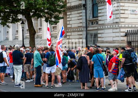 LONDRA, INGHILTERRA - LUGLIO 28 2024 i sostenitori dell'attivista di estrema destra britannico Tommy Robinson chant slogns chiedono è relase. La sua detenzione segue una denuncia per un film che sarebbe stato mostrato alla folla durante una marcia nel centro di Londra di sabato guidata da Mr Robinson, il cui vero nome è Stephen Yaxley Lennon. È stato “arrestato in base alle leggi antiterrorismo” Foto Stock