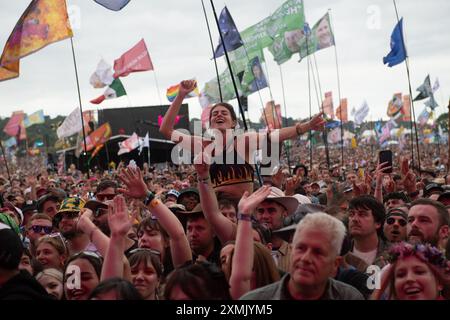 Glastonbury, Regno Unito. 30 giugno 2024. La folla come cantautrice canadese Avril Lavigne si esibisce sull'altro palco al Glastonbury Festival presso Worthy Farm Foto Stock